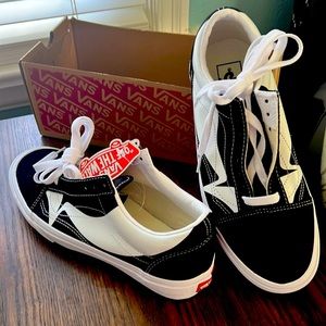 NWT Vans Shoes unisex Men’s size 7.5, Women’s Size 9.